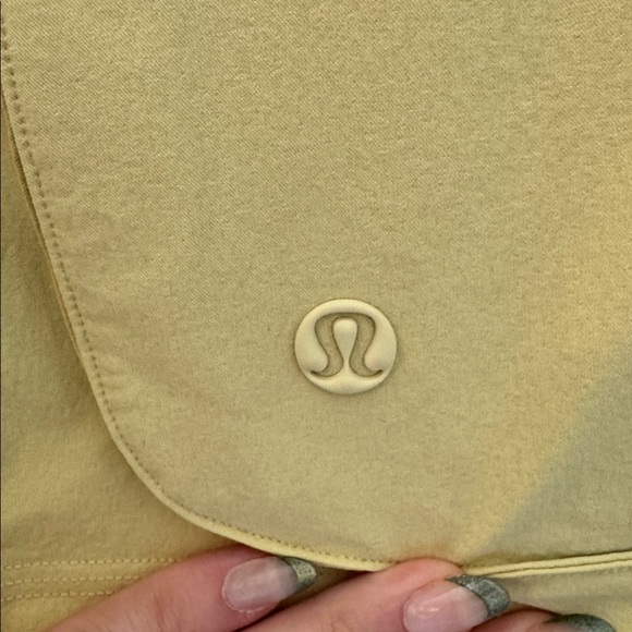 lululemon Women’s Relaxed Fit Super High Rise Yellow Cargo Short 4” size 10 NWT - Picture 8 of 9